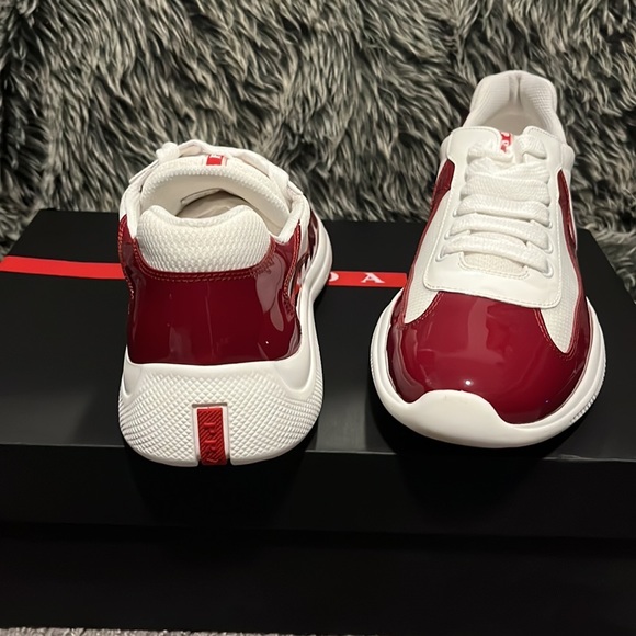 Beautiful flawless, cranberry prada - Picture 4 of 8